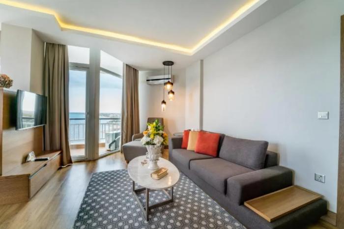Salamis Bay Conti Resort Hotel & Casino Famagusta  Zimmer foto A living room in a modern apartment