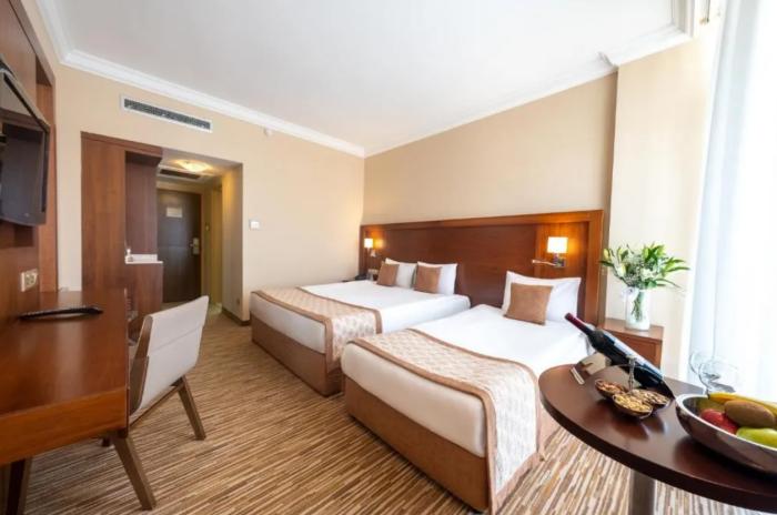 Salamis Bay Conti Resort Hotel & Casino Famagusta  Zimmer foto A room at the hotel