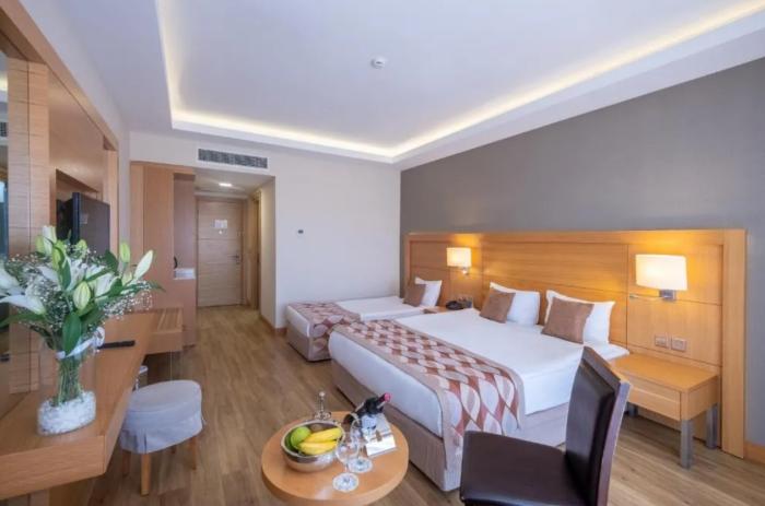 Salamis Bay Conti Resort Hotel & Casino Famagusta  Zimmer foto A room at the hotel