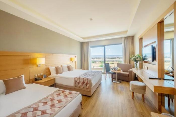 Salamis Bay Conti Resort Hotel & Casino Famagusta  Zimmer foto A room at the hotel