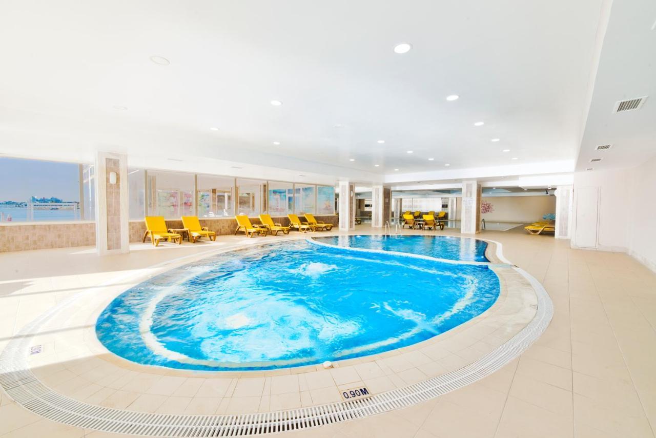 Salamis Bay Conti Resort Hotel & Casino Famagusta  Exterior foto The swimming pool at the hotel