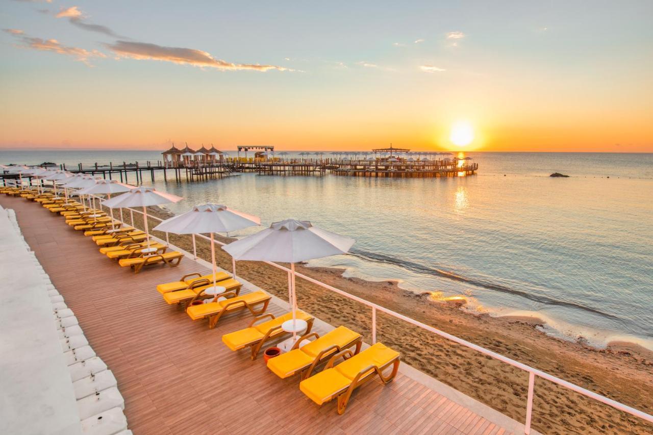 Salamis Bay Conti Resort Hotel & Casino Famagusta  Exterior foto Sunset at the beach